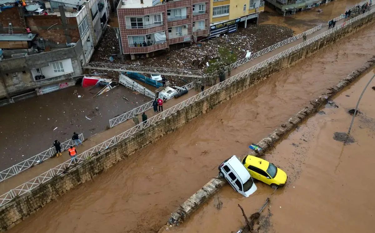 (عکس) روش عجیب شهروند ترکیه‌ای برای محافظت از ماشینش در برابر سیل