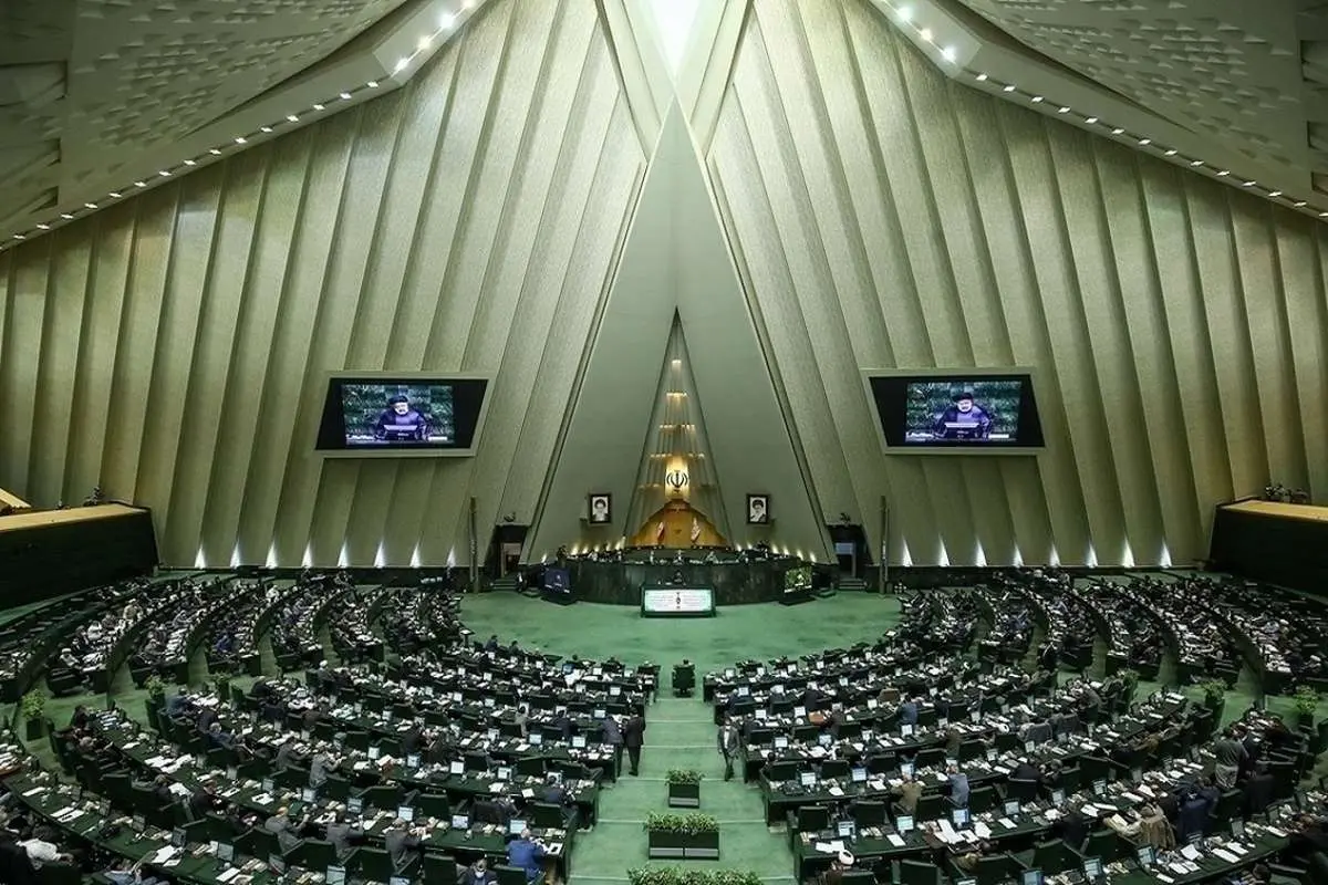 میدانداری «تندروها» در فضای بهارستان/ پارلمانی دور از مطالبات جامعه و ناتوان در «نظارت» و «پاسخگویی»
