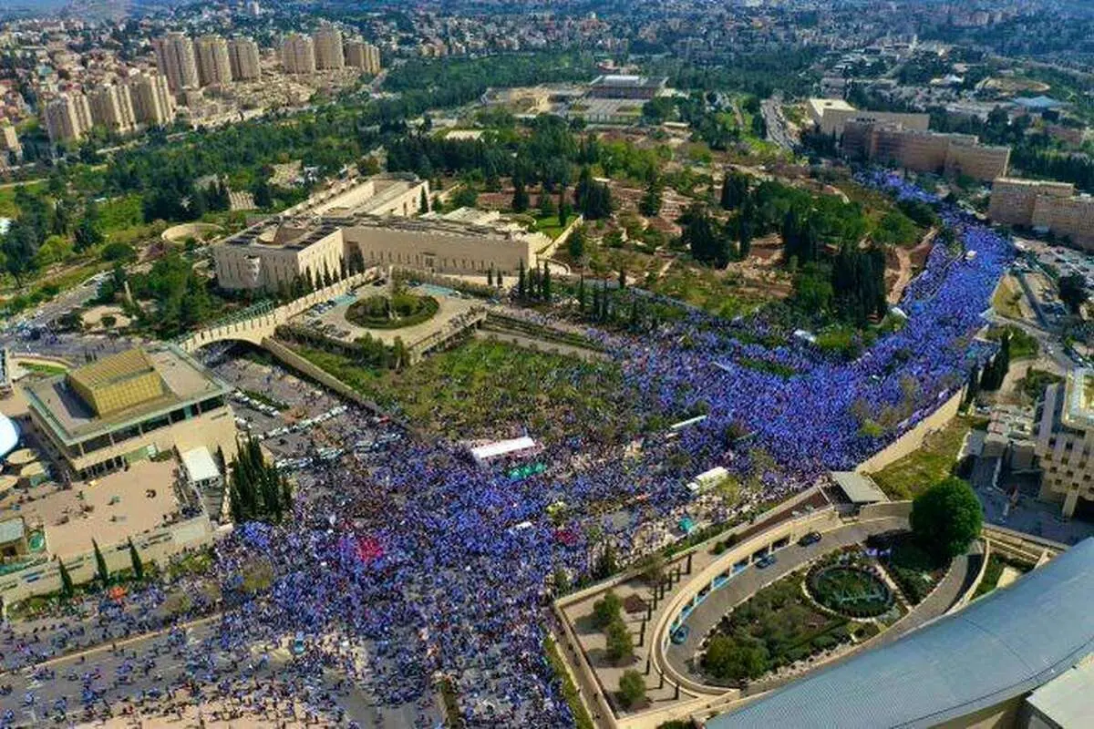 عکسی پربازدید از صف‌آراییِ دانشجویان معترض