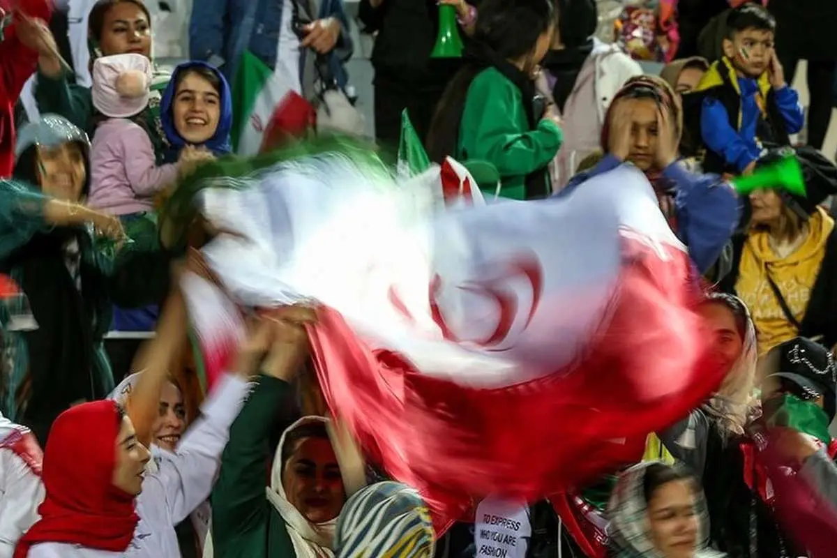 (ویدئو) حضور تماشاگران زن در ورزشگاه آزادی