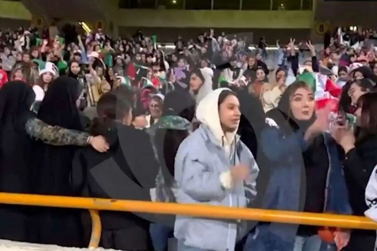 (ویدئو) درگیری برای دریافت پیراهن رضاییان روی سکوی زنان
