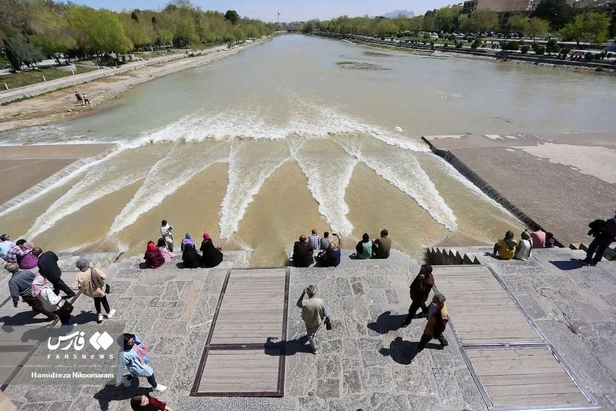 (تصاویر) حضور مسافران نوروزی در کنار زایندهرود