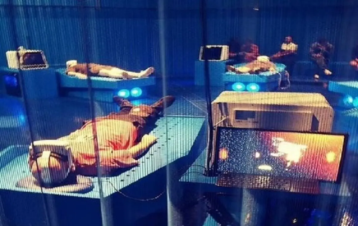 (عکس) تجربه لحظات پایانی زندگی با شبیه‌ساز مرگ