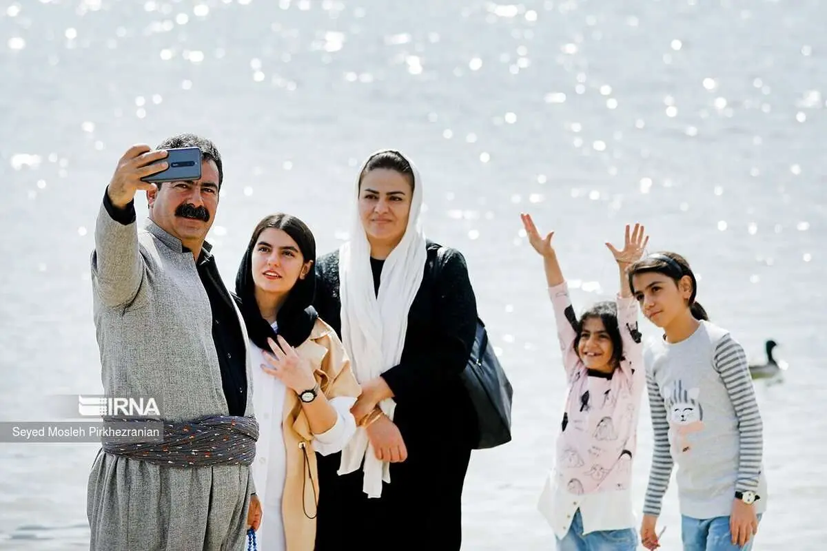 (تصاویر) گردشگران نوروزی در دریاچه زریبار