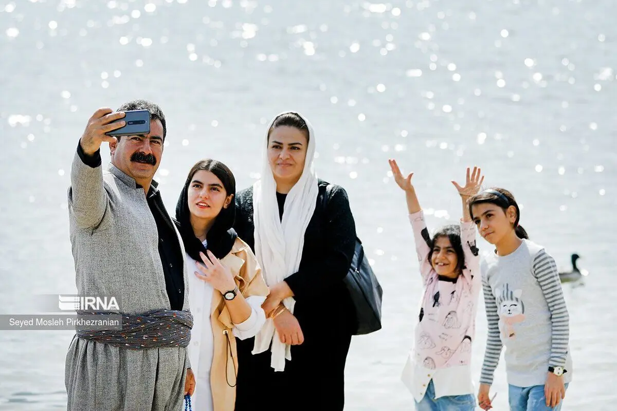 (تصاویر) گردشگران نوروزی در دریاچه زریبار