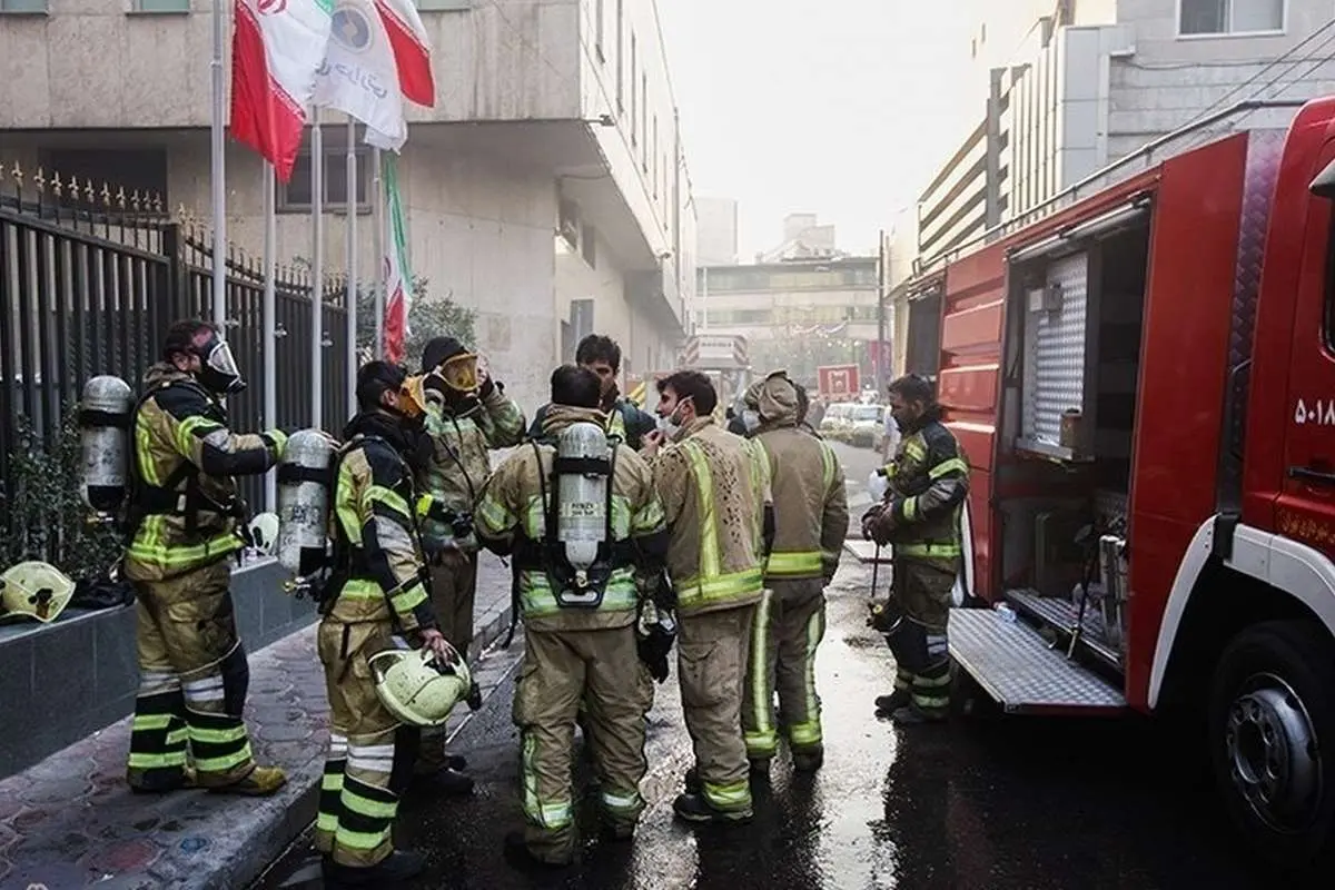 آتش‌سوزی یک دستگاه اتوبوس در خیابان ولیعصر تهران