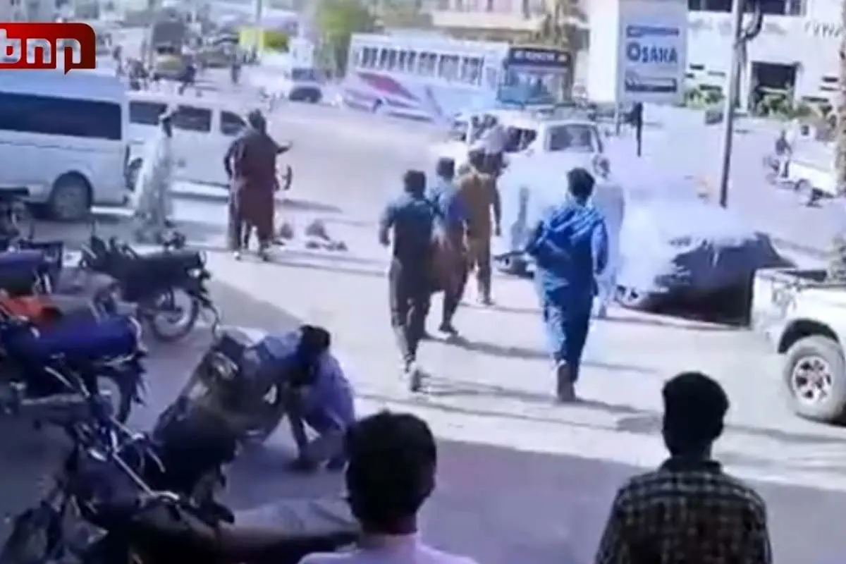 (ویدئو) هفتتیرکشی هولناک فروشنده مقابل چهار سارق
