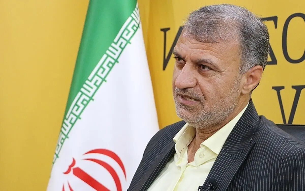 (عکس) جنجال تصویر یک نماینده مجلس با لودر؛ بنری که حاشیه ساز شد