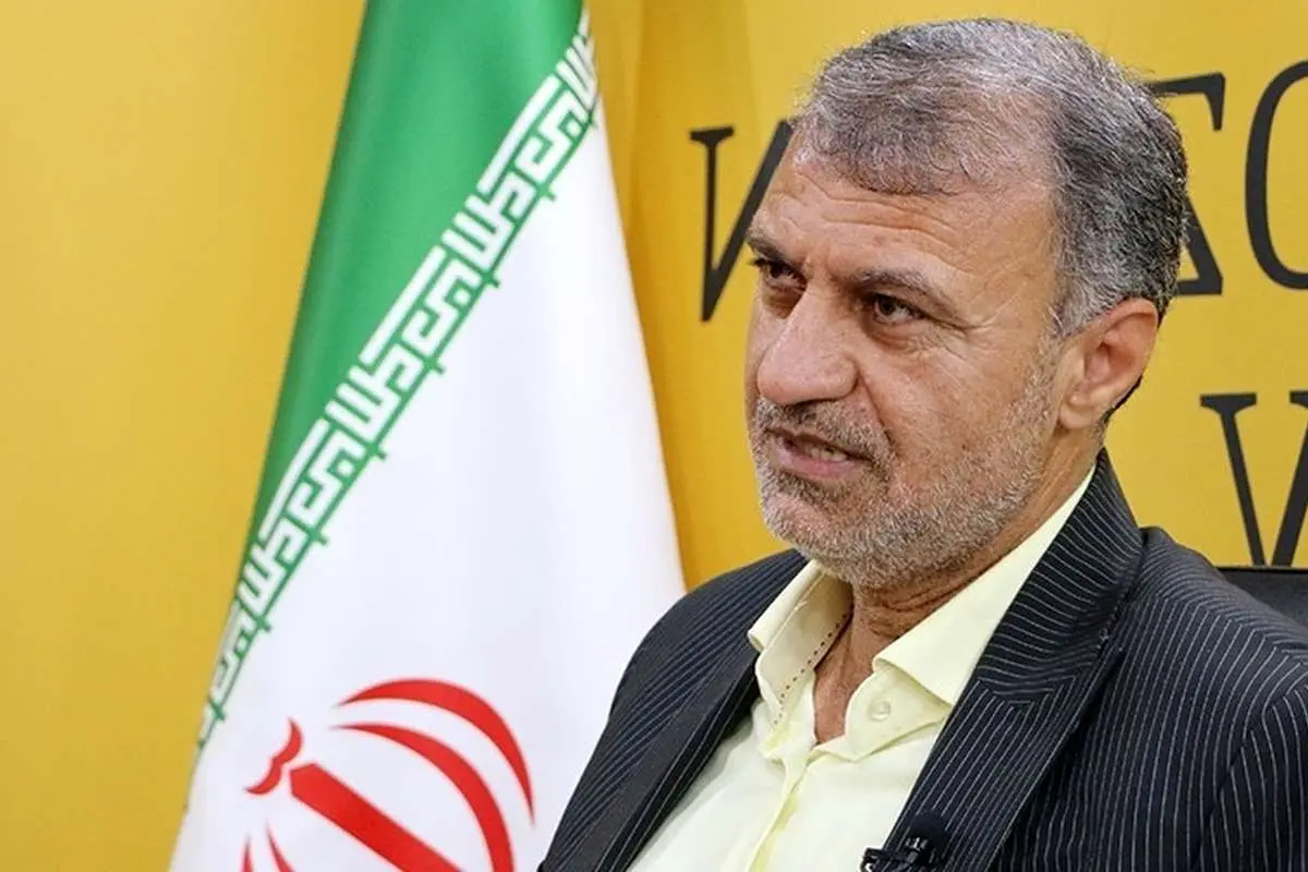 (عکس) جنجال تصویر یک نماینده مجلس با لودر؛ بنری که حاشیه ساز شد