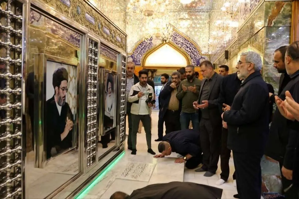 (عکس) حضور سردار قاآنی بر سر مزار شهید صدر