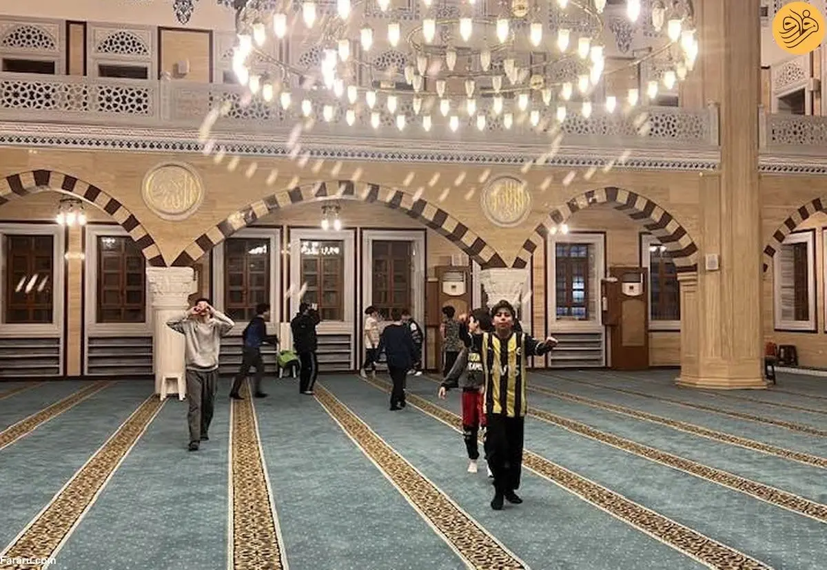 (ویدئو) فوتبال بازی کردن کودکان در مسجد جنجالی شد