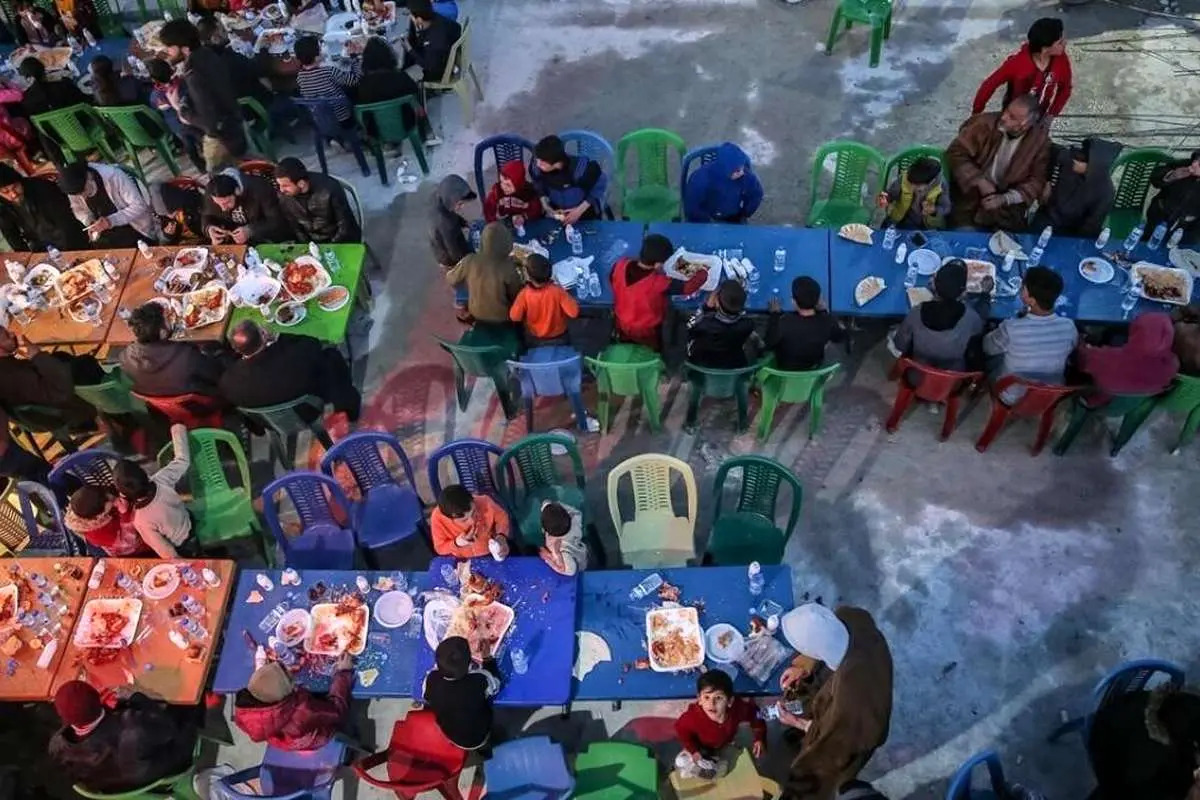 (تصاویر) افطار دسته جمعی زلزله زدگان سوری