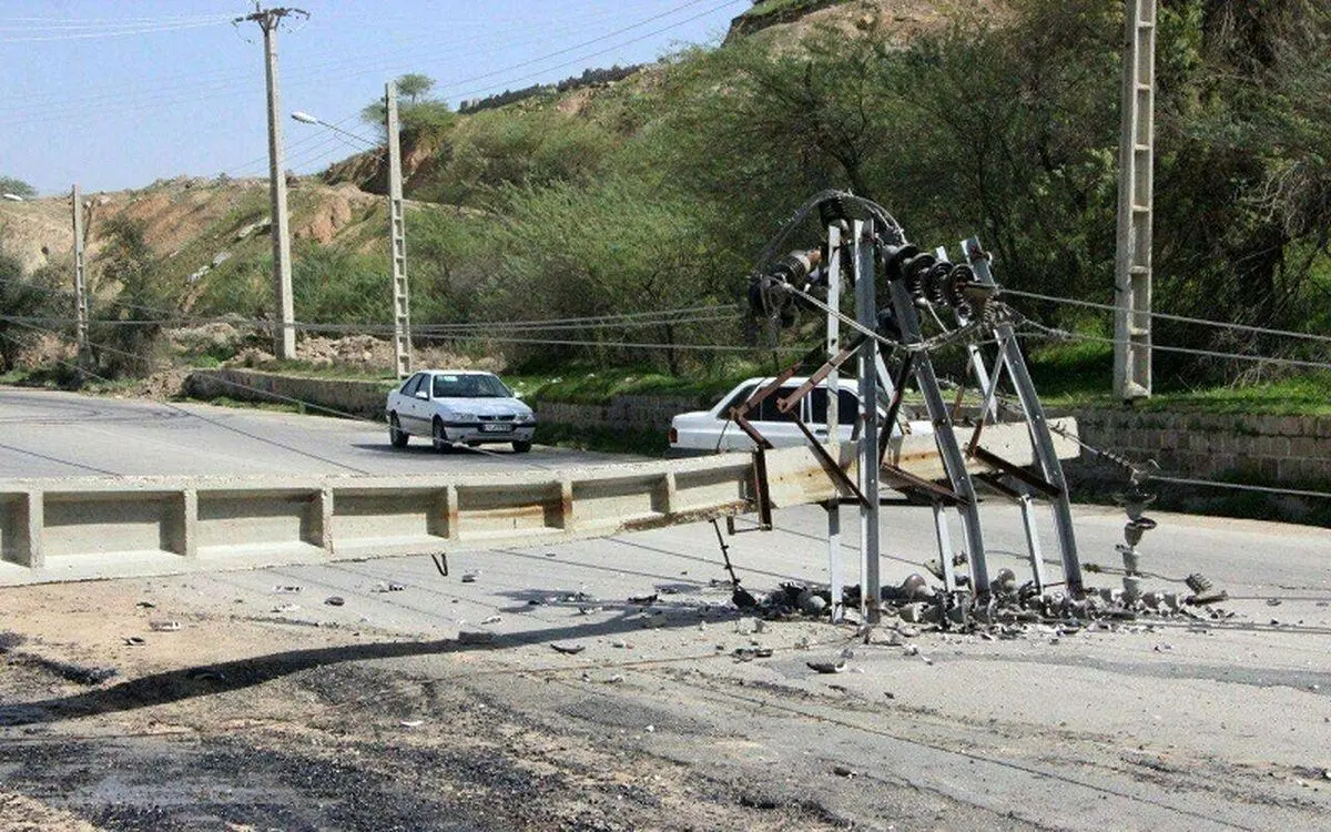 (عکس) سقوط تیر چراغ برق به علت پوسیدگی به روی خودرو کوییک