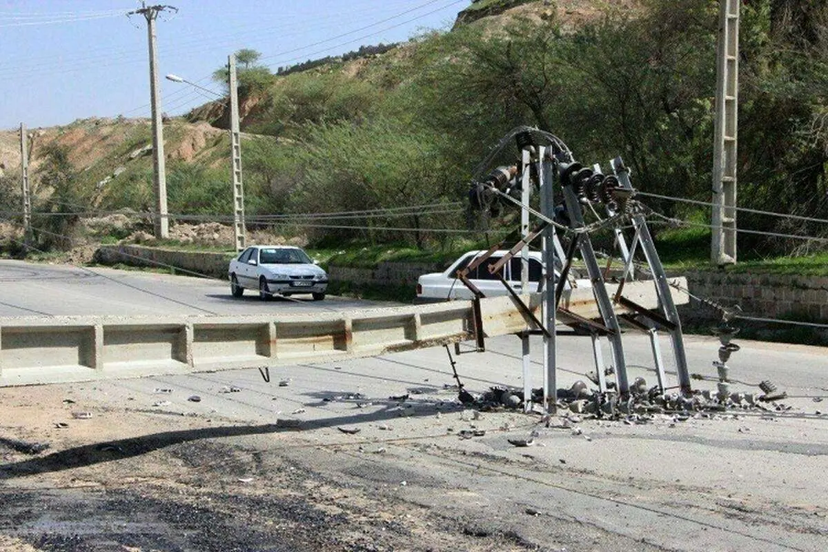 (عکس) سقوط تیر چراغ برق به علت پوسیدگی به روی خودرو کوییک