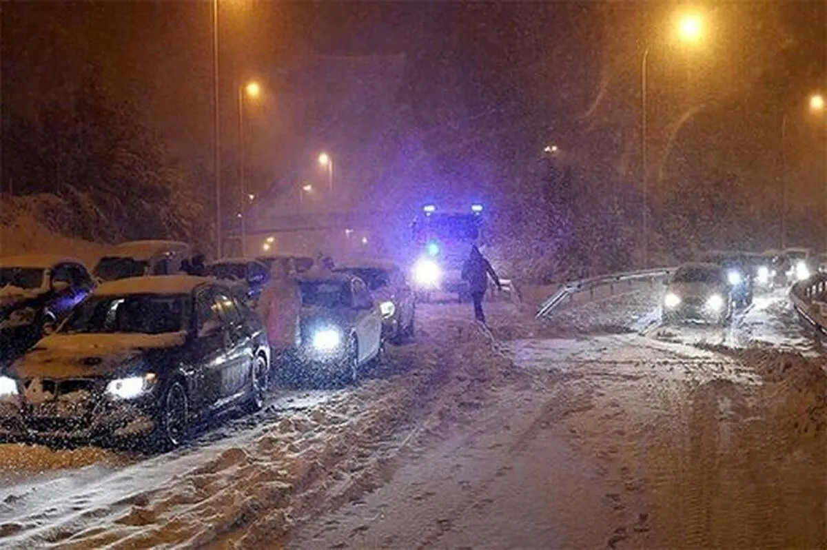 (ویدئو) برف، مسافران نوروزی را زمین‌گیر کرد