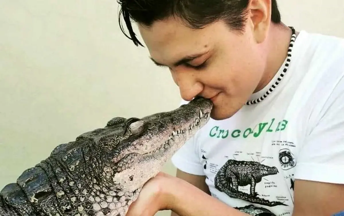 (عکس) مردی که با تمساح خانگی خود در یک تخت می‌خوابد