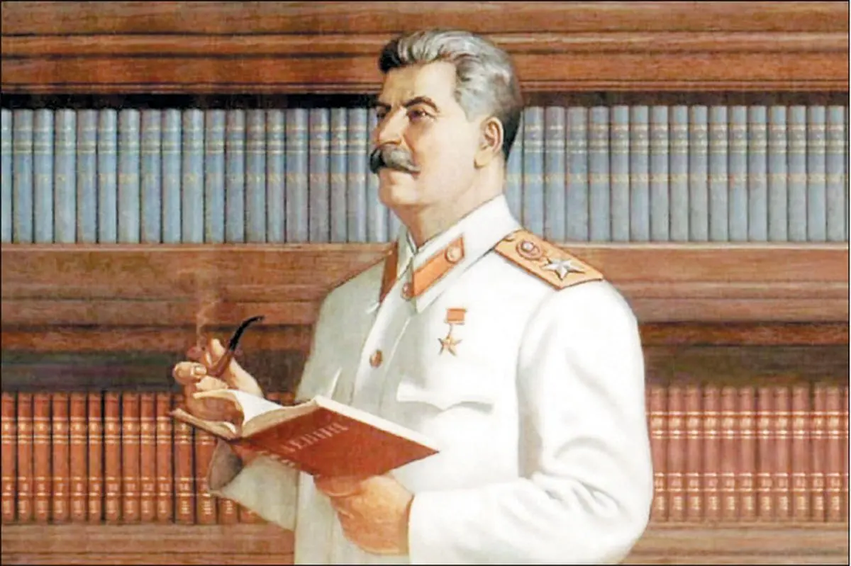 کتابخانه‌ی استالین؛ قاتل حداقل ۱۵۰۰ نویسنده در خفا چه می‌خواند؟