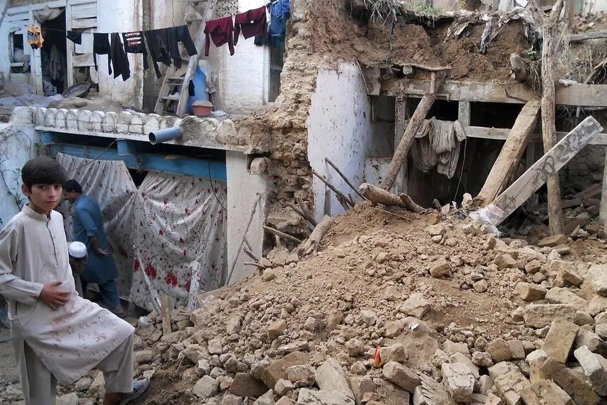 (ویدئو) اولین تصاویر از زلزله ۷/۷ ریشتری پاکستان؛ لحظه لرزیدن پنکه خانگی