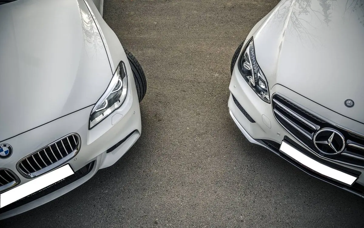 (ویدئو) تصاویر تلخ برای عاشقان خودرو؛ اسقاط کردن دو خودروی لوکس BMW