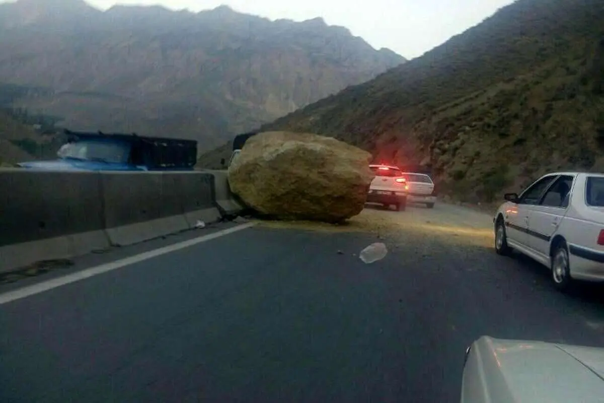سقوط سنگ غول‌پیکر، جاده کرج - چالوس را بست