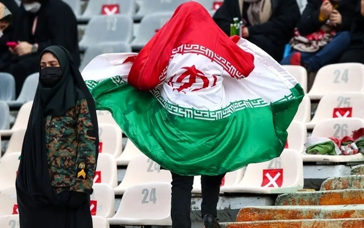 (ویدئو) گفتگو با هواداران زن پشت در‌های آزادی؛ تلاش ناکام برای ورود به ورزشگاه بدون بلیت