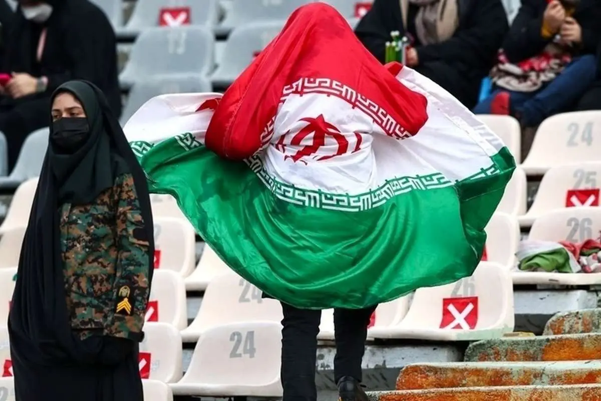 (ویدئو) گفتگو با هواداران زن پشت درهای آزادی؛ تلاش ناکام برای ورود به ورزشگاه بدون بلیت