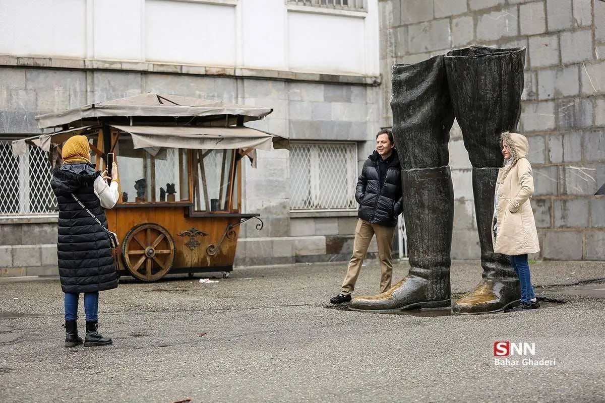 عکس یادگاریِ خاص یک زن و مرد در کاخ سعدآباد