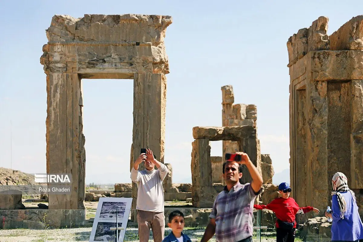 (تصاویر) گردشگران نوروزی در تخت جمشید