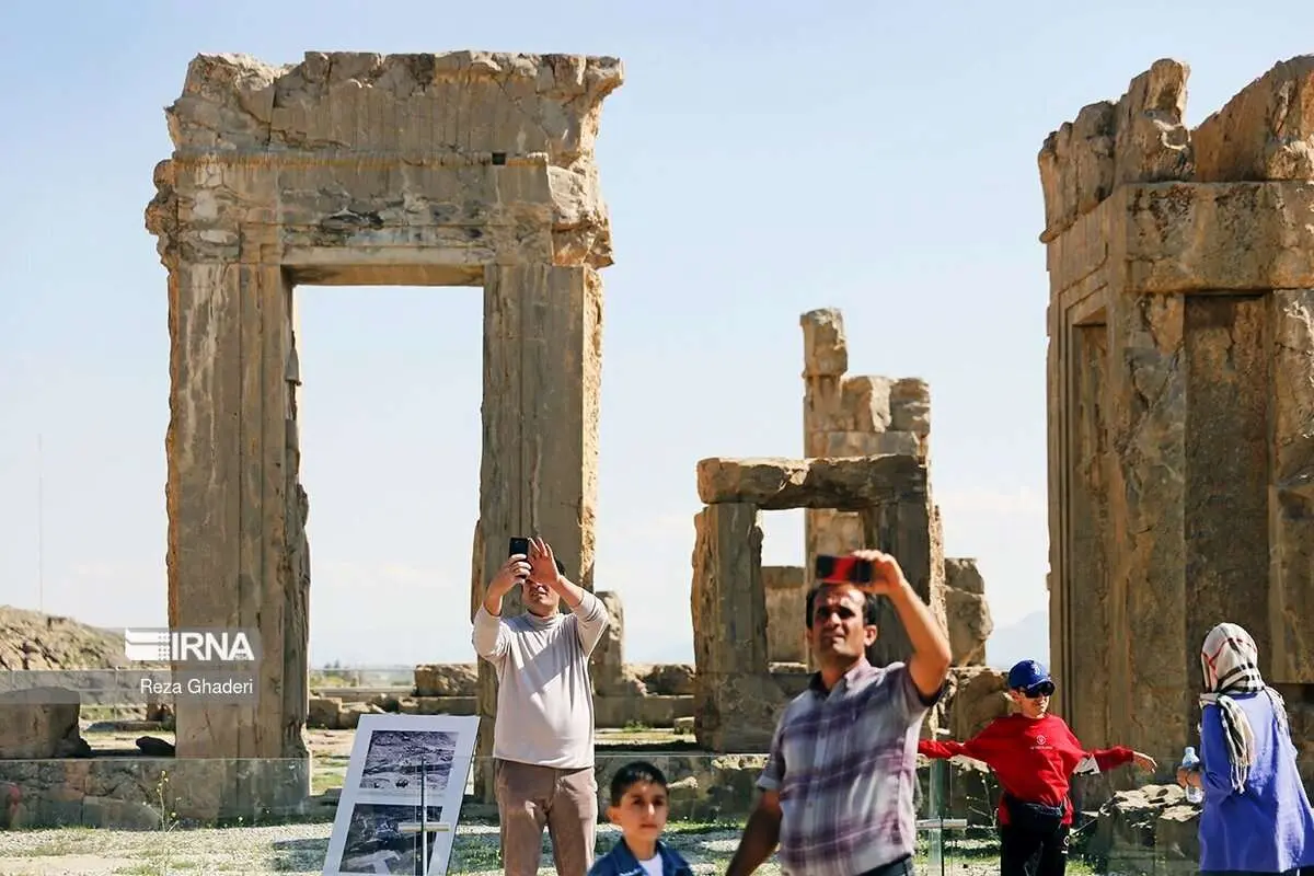 (تصاویر) گردشگران نوروزی در تخت جمشید
