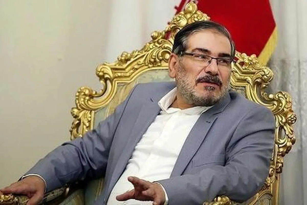 پوشش متفاوت علی شمخانی در یک مراسم افطاری