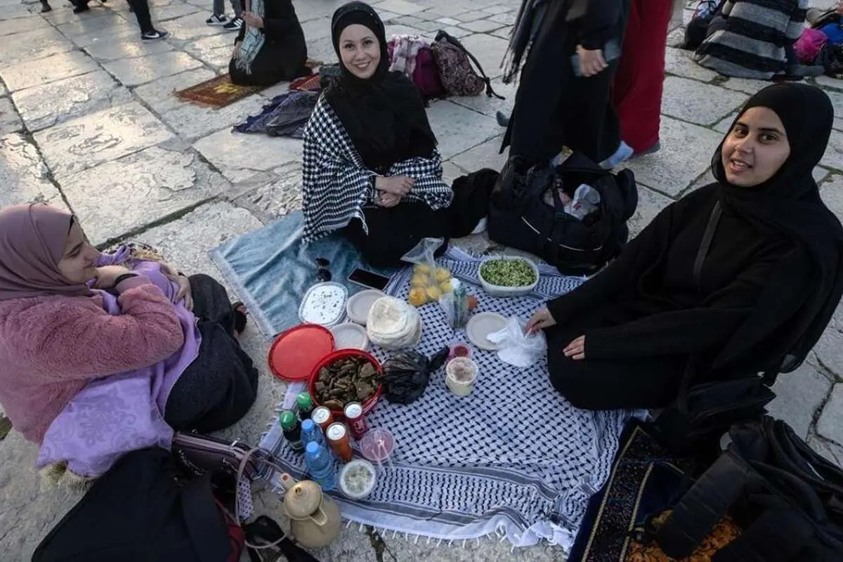 (تصاویر) افطار در مسجد الاقصی