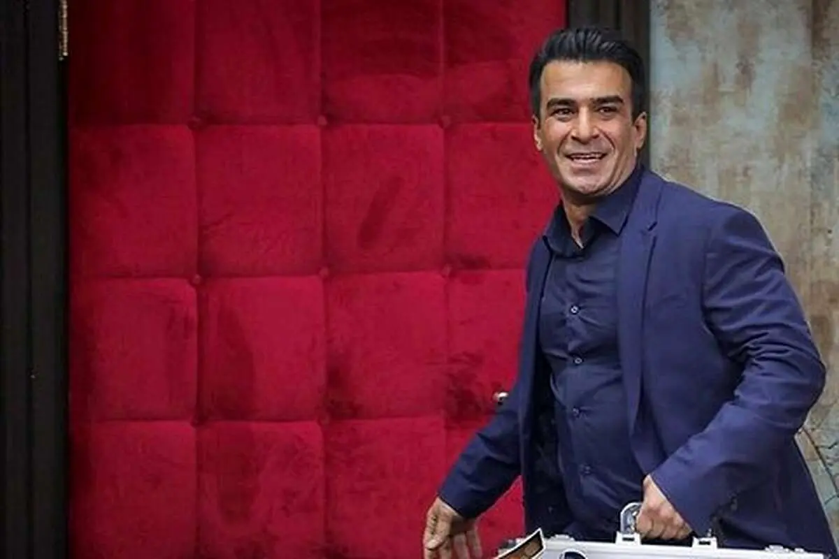 (ویدئو) یوسف تیموری وسط یک برنامه موهای مجری را زد!