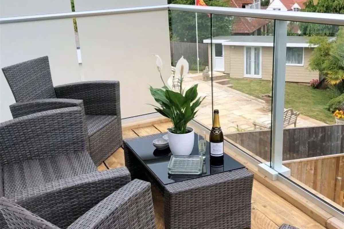 5 دلیل استفاده از شیشه بالکن در ساختمان ها