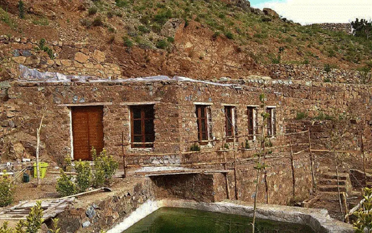 روستای آدمک جیان کجاست؟