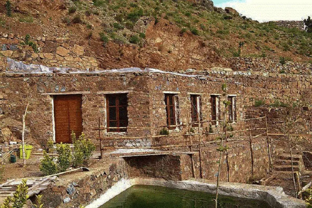 روستای آدمک جیان کجاست؟
