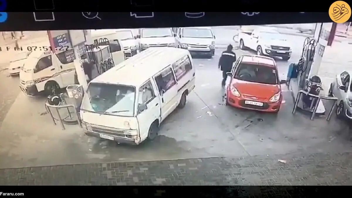 (ویدئو) آتش گرفتن مینی‌بوس مملو از مسافر در پمپ بنزین