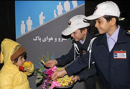 عکس> اهدای گل به مسافران امروز مترو