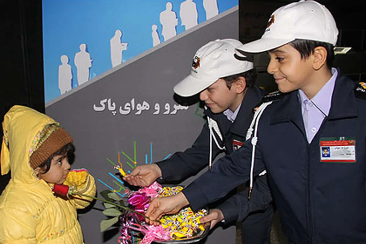 عکس> اهدای گل به مسافران امروز مترو