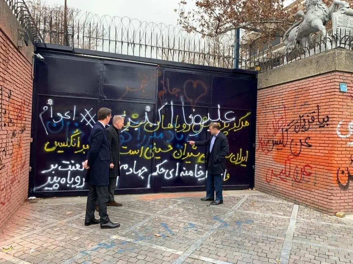 (عکس) شعارنویسی‌های دیوار سفارت انگلستان پاک شد