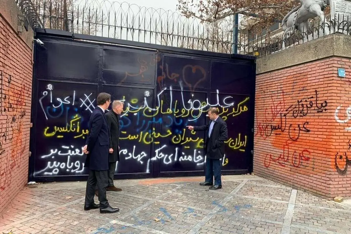 (عکس) شعارنویسی‌های دیوار سفارت انگلستان پاک شد