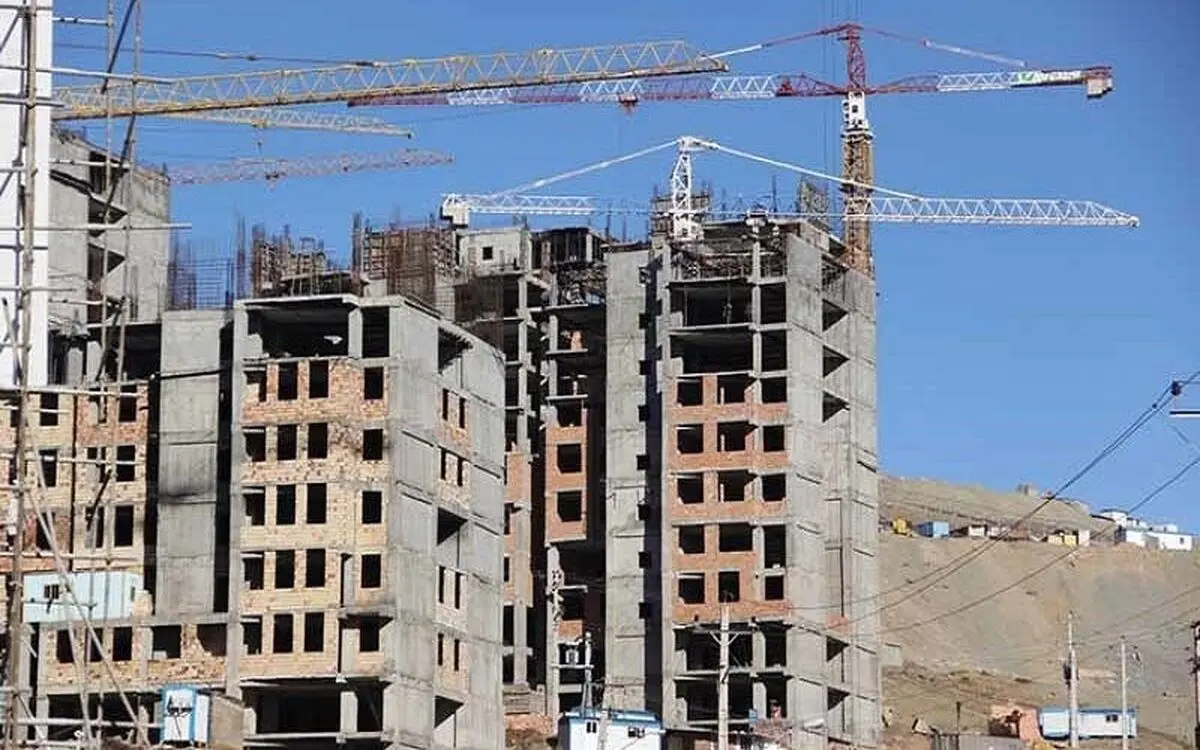 (ویدئو) کارگر باهوش خود را از کام مرگ نجات داد