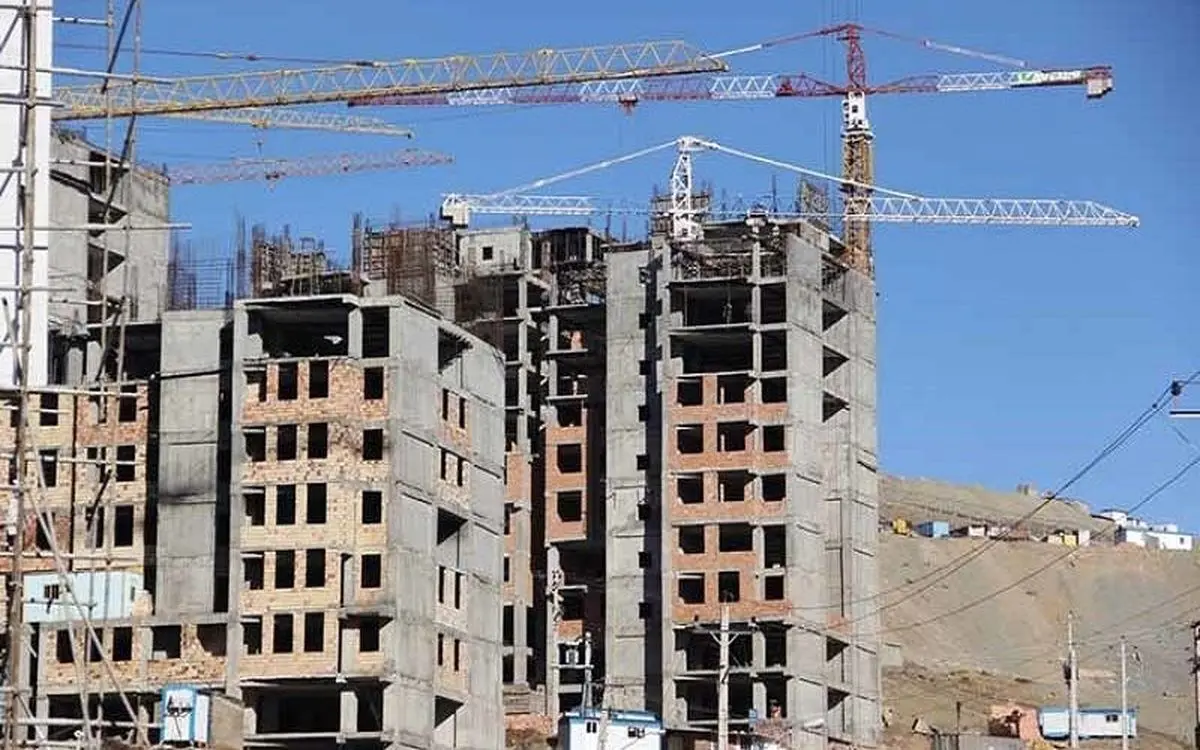(ویدئو) کارگر باهوش خود را از کام مرگ نجات داد