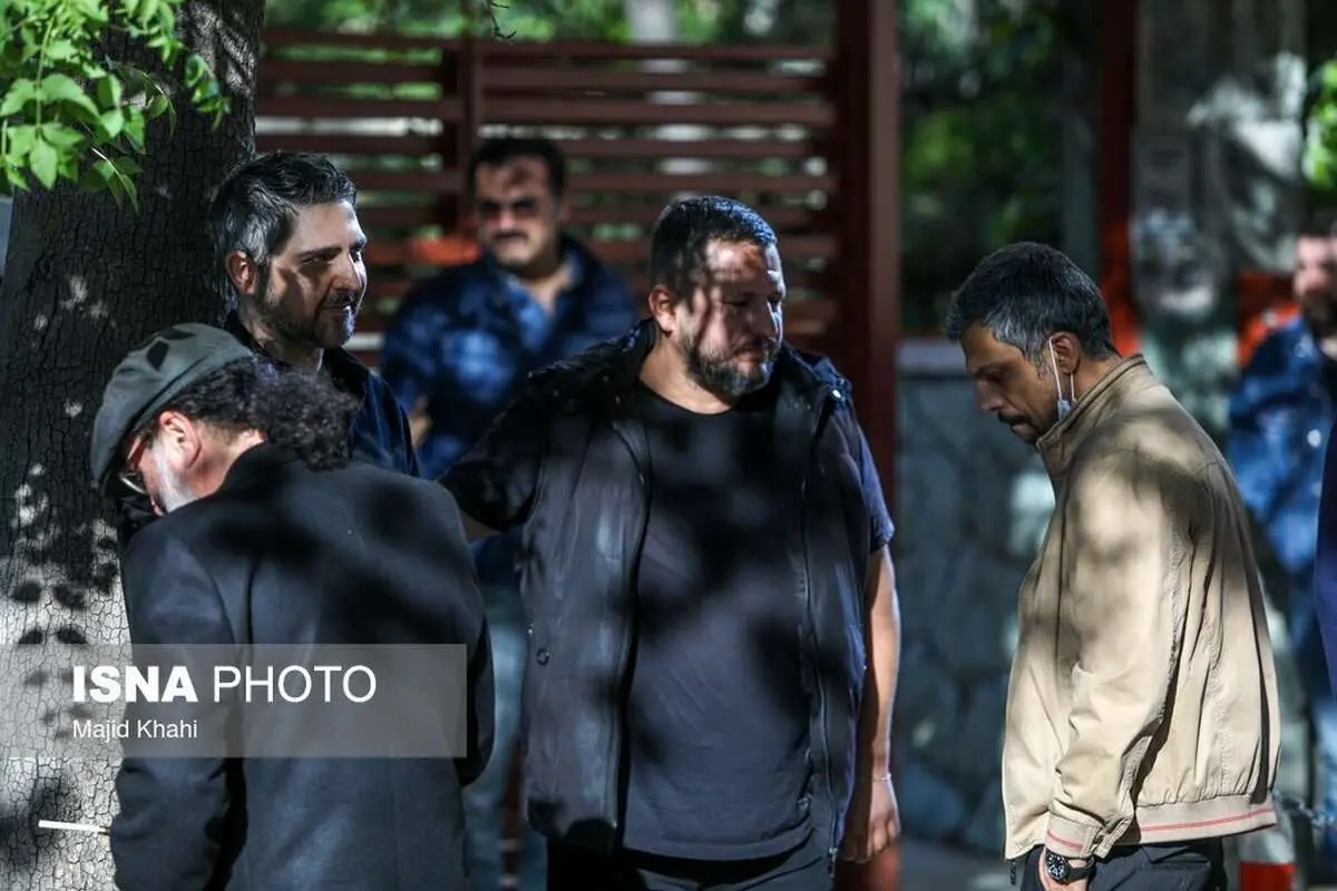 (تصاویر) حضور اهالی سینما مقابل خانه کیومرث پوراحمد