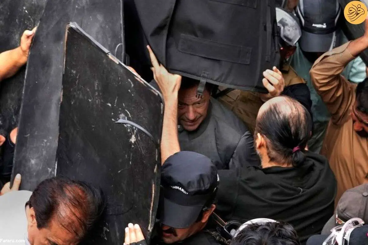 (ویدئو) سرپوش عجیب عمران خان هنگام ورود به دادگاه