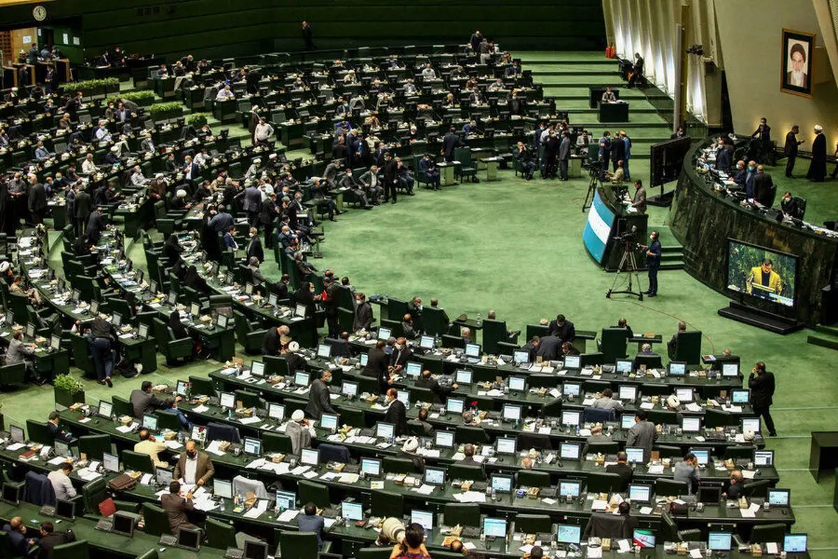 با نهایی شدن مصوبه مجلس، کدام نمایندگان پیشین از ثبت‌نام در انتخابات امسال «منع» می‌شوند؟