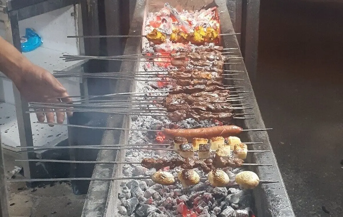 عجیب‌ترین جیگرکی تهران را این دو دختر شجاع‌ می‌چرخانند!