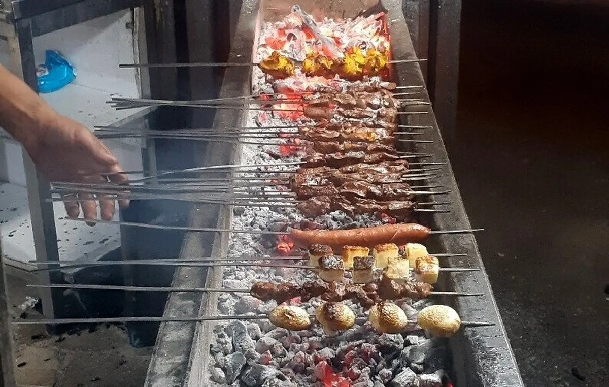 عجیب‌ترین جیگرکی تهران را این دو دختر شجاع‌ می‌چرخانند!
