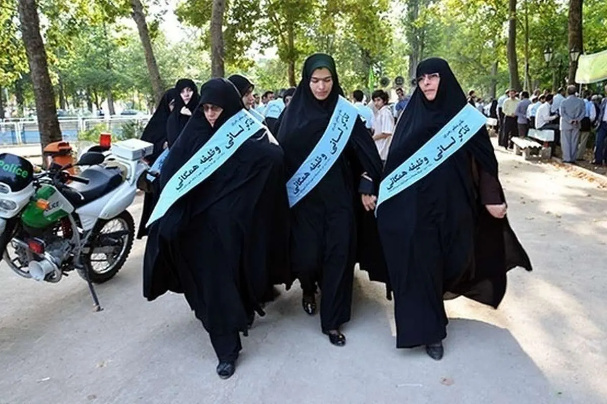 (عکس) روش جدید امر به معروف در پارکها و معابر تهران