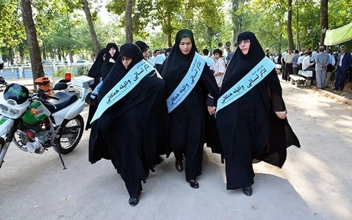 (عکس) روش جدید امر به معروف در پارک‌ها و معابر تهران