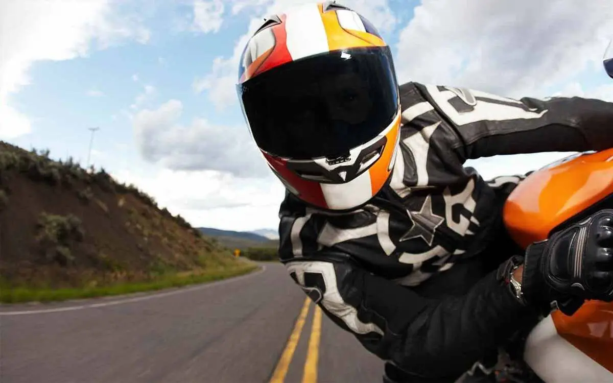 (ویدئو) خوش‌شانسی موتور سوار از برخورد هولناک با تریلی